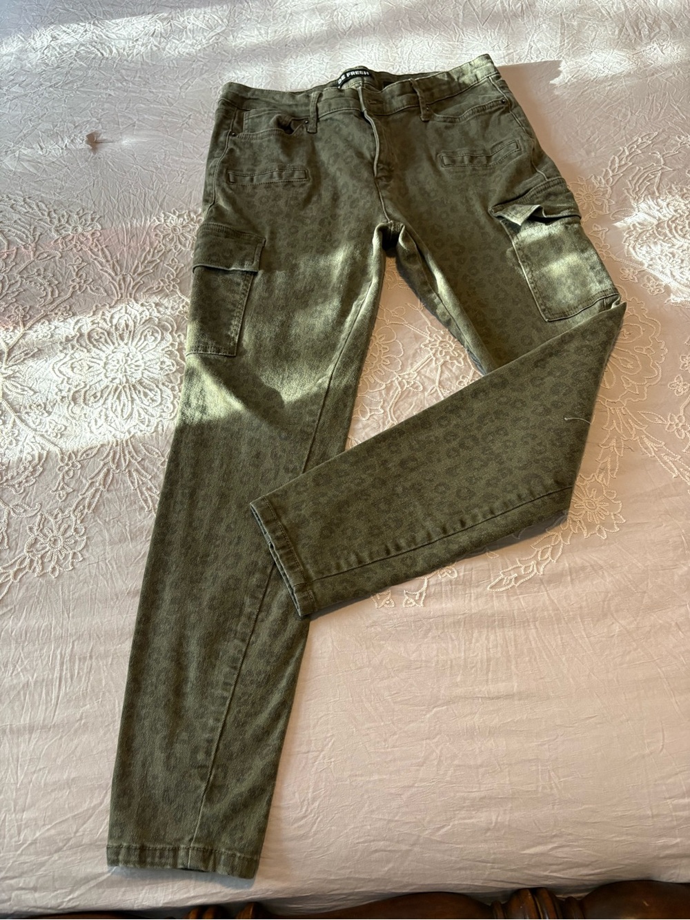 Joe Fresh Men’s size 31 Olive Green Camo Cargo Jeans Cotton Stretch